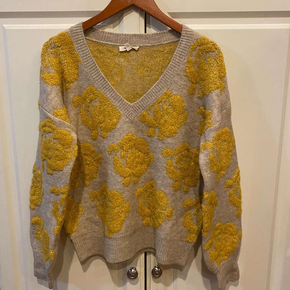 Women’s Floral Pattern Sweater Medium
